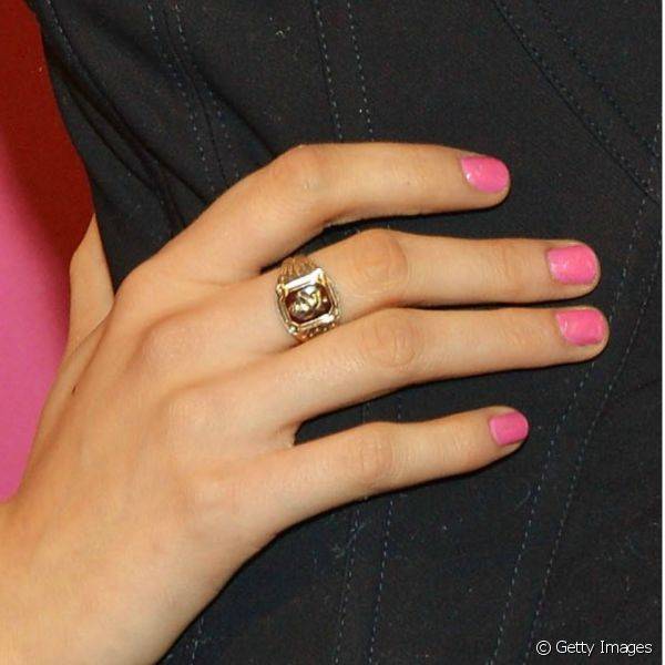 O esmalte rosa chicleto foi o eleito por Cara Delevingne para prestigiar evento da Victoria's Secret em 2012